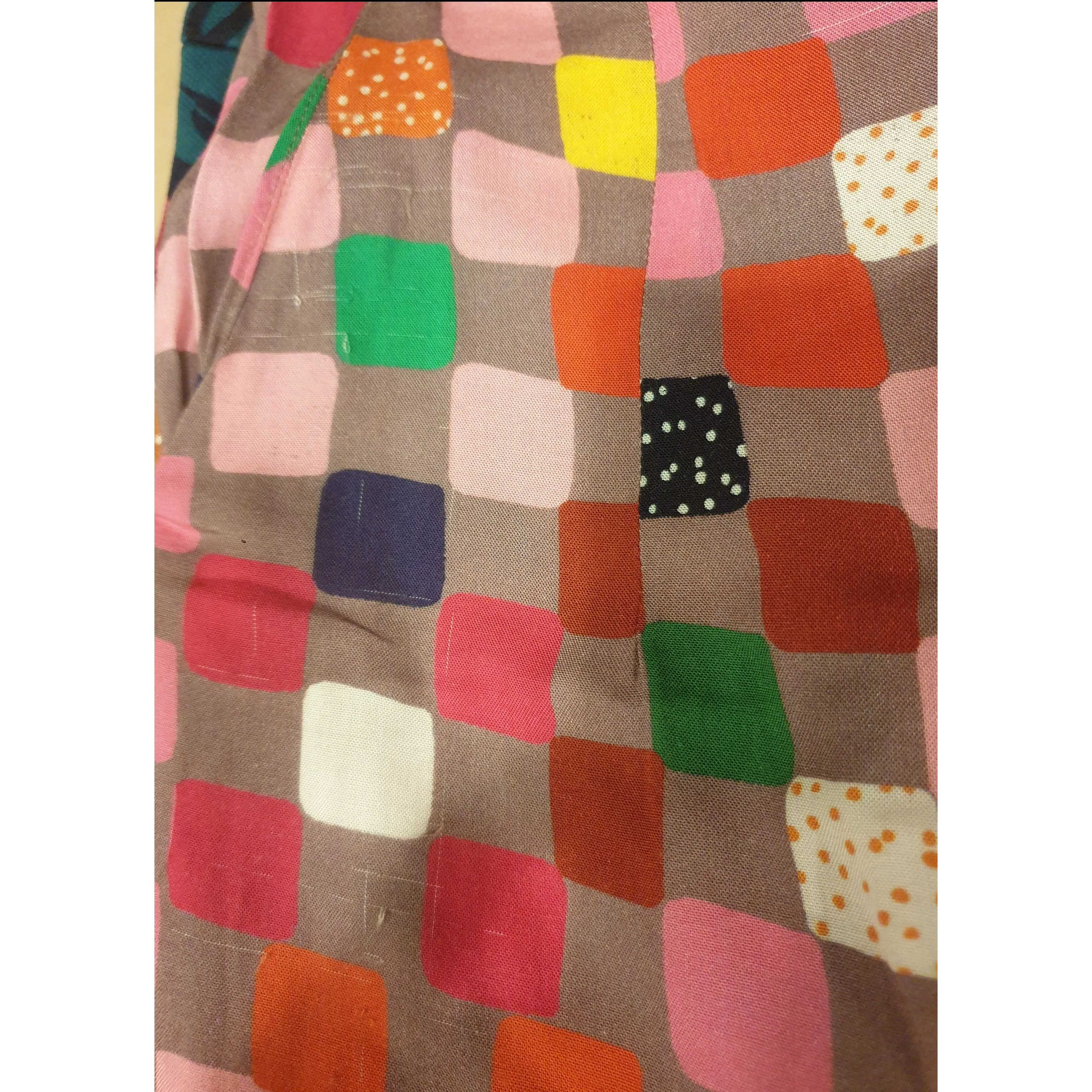 Doops pre-owned colourful square print light weight straight leg pants size XS (best fits size 6)