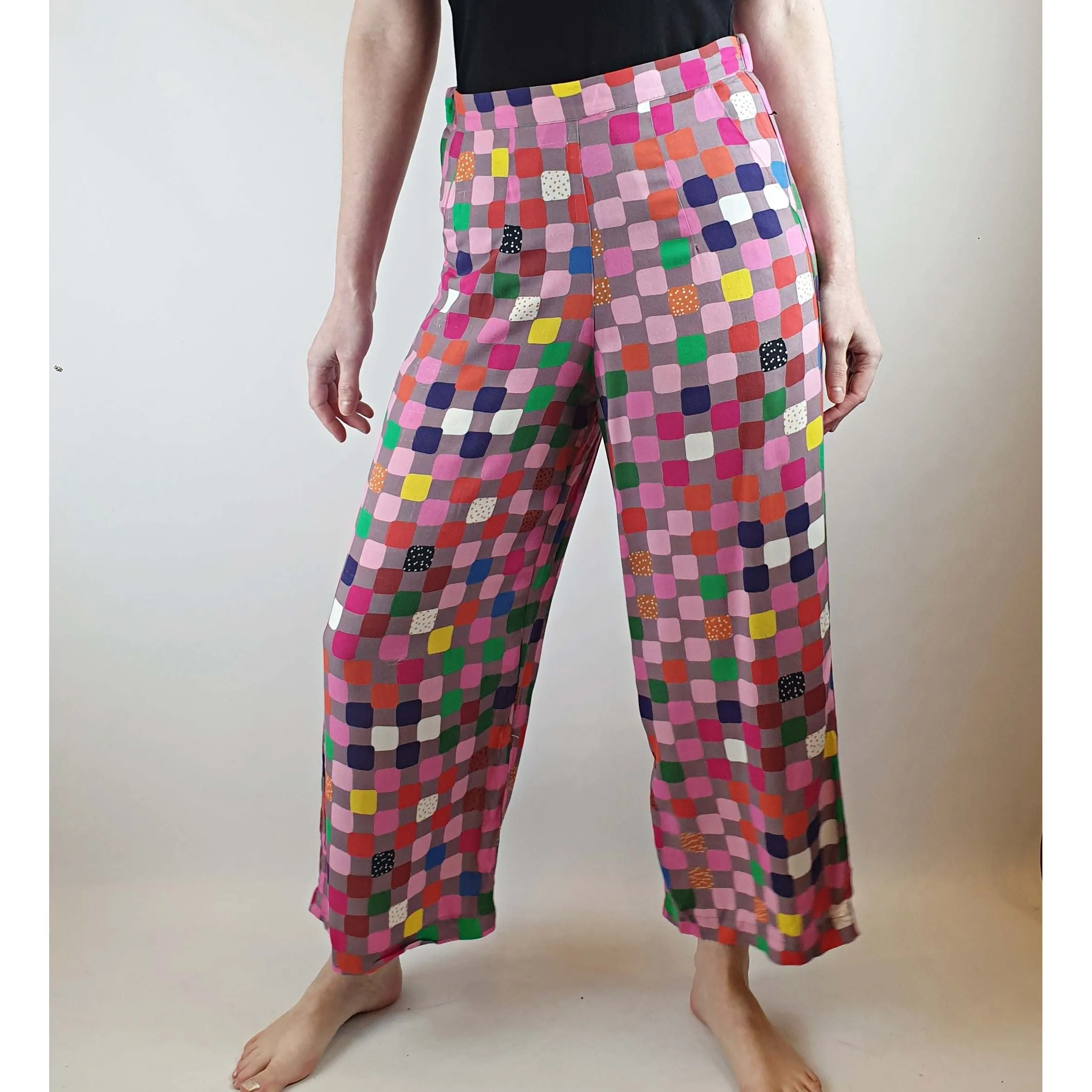 Doops pre-owned colourful square print light weight straight leg pants size XS (best fits size 6)