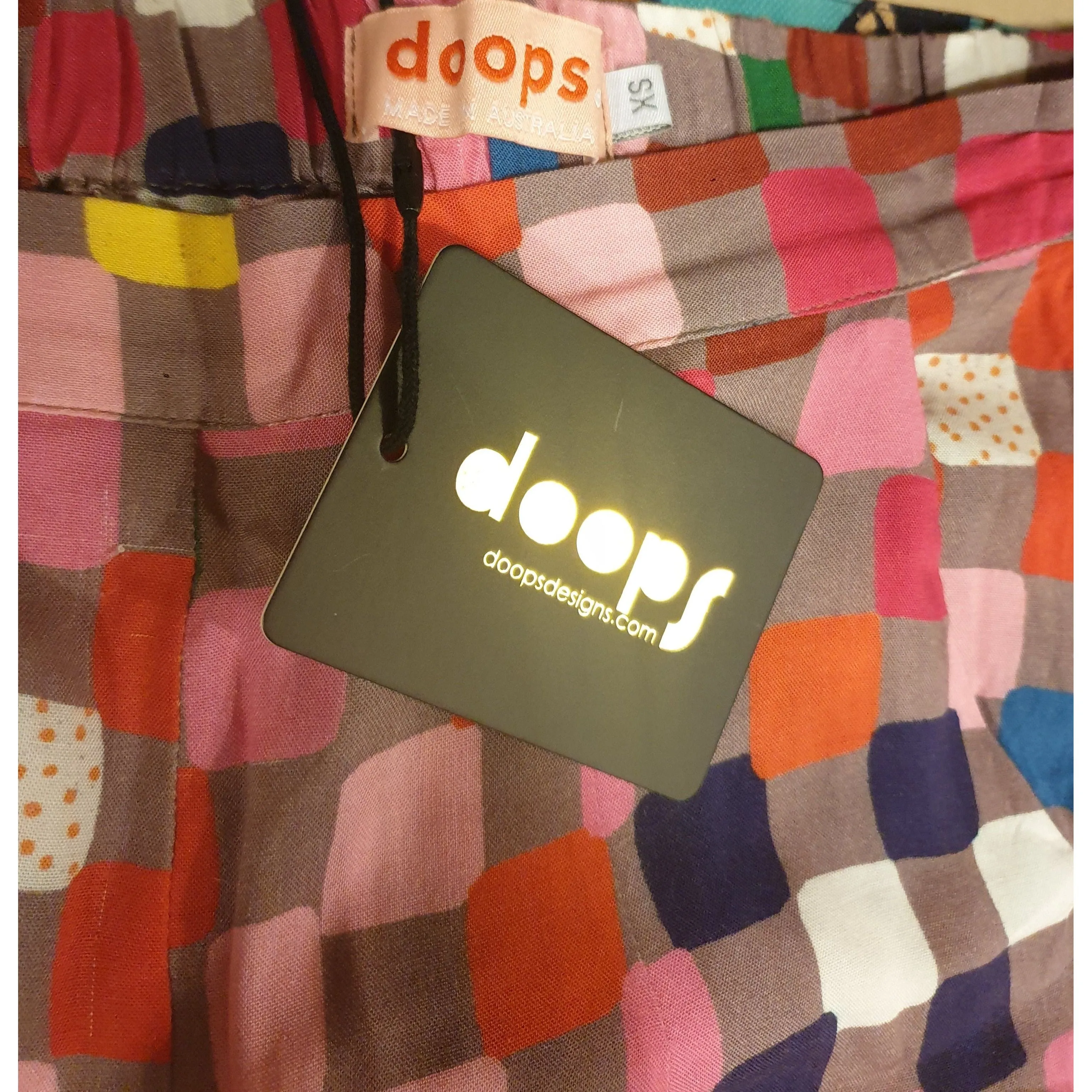 Doops pre-owned colourful square print light weight straight leg pants size XS (best fits size 6)