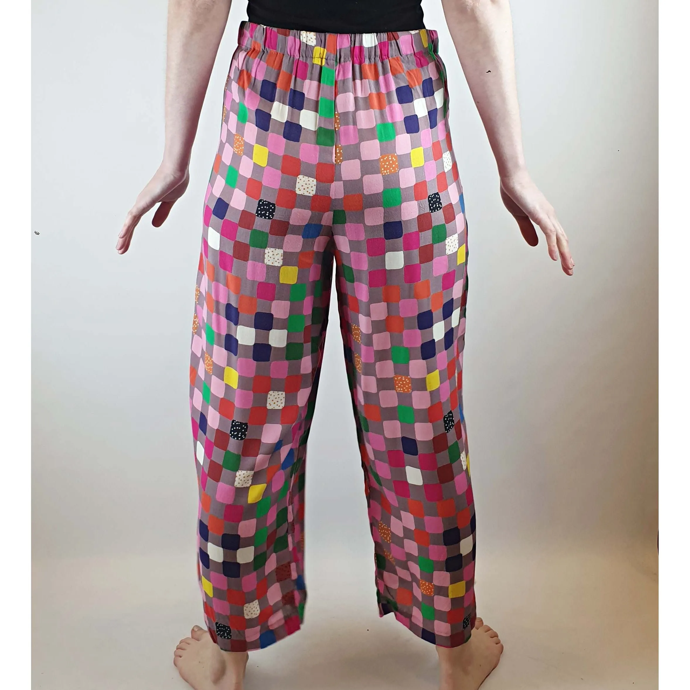 Doops pre-owned colourful square print light weight straight leg pants size XS (best fits size 6)