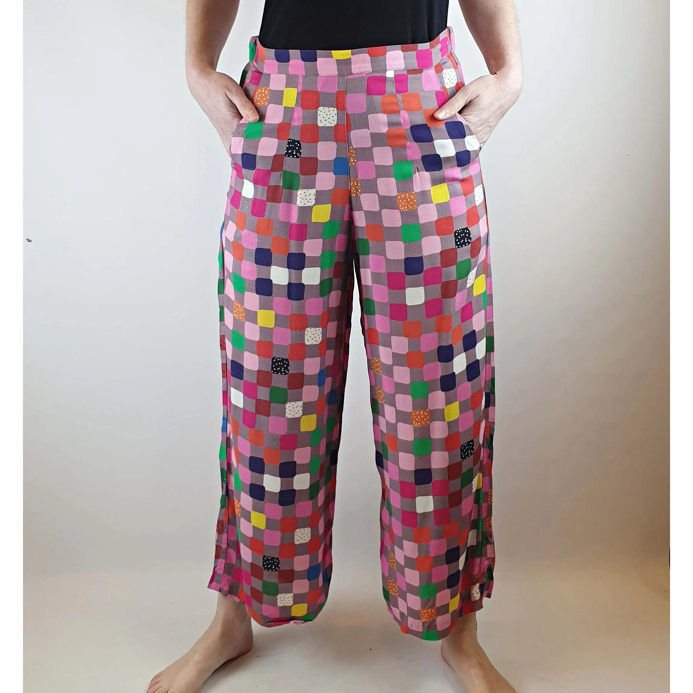 Doops pre-owned colourful square print light weight straight leg pants size XS (best fits size 6)