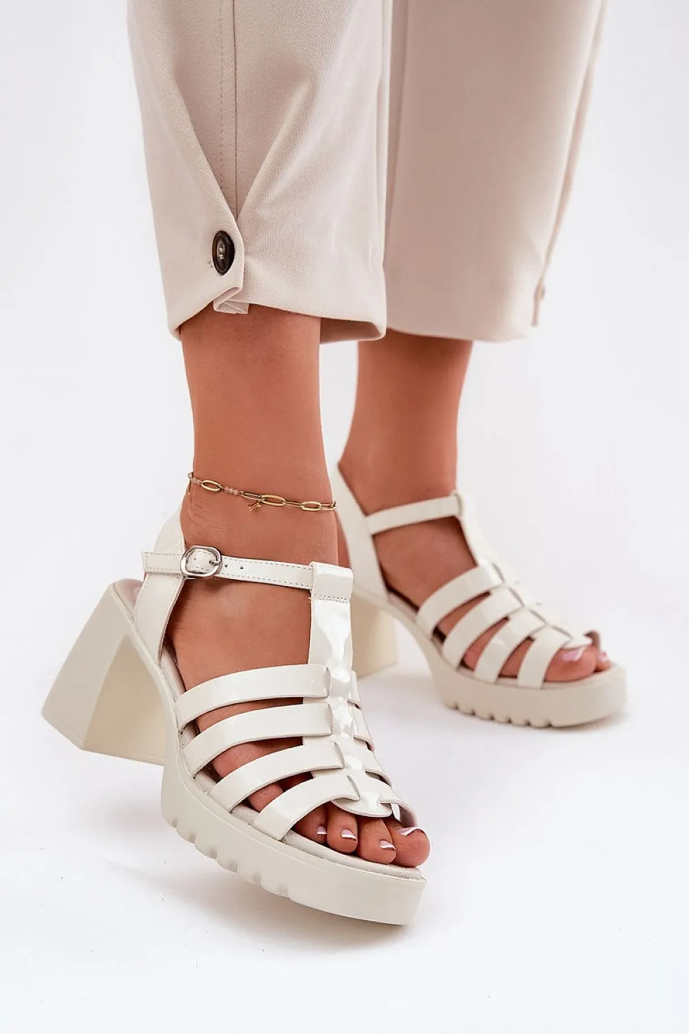 Heel sandals Step in style