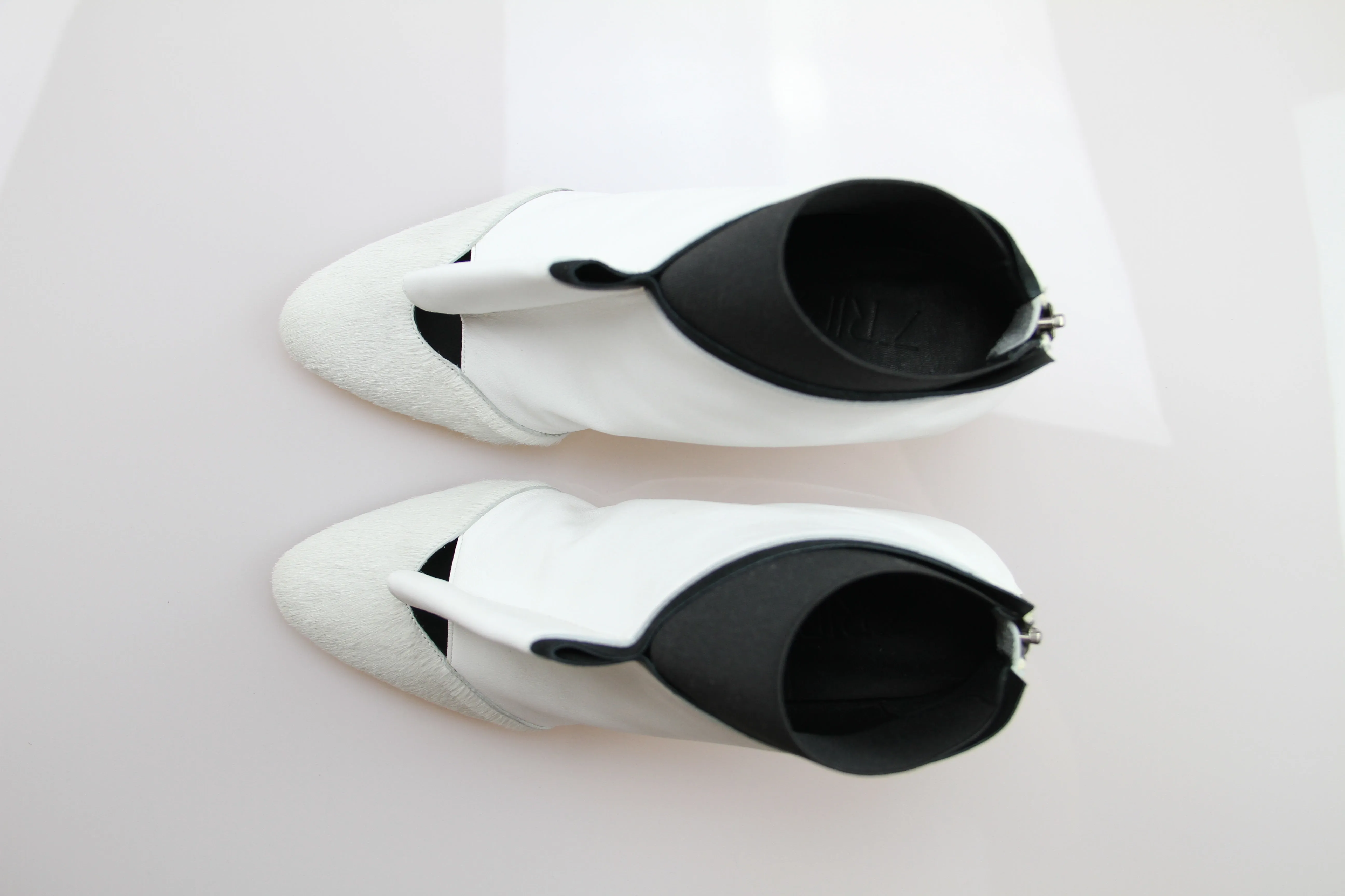 JUMP / WHITE PONY /