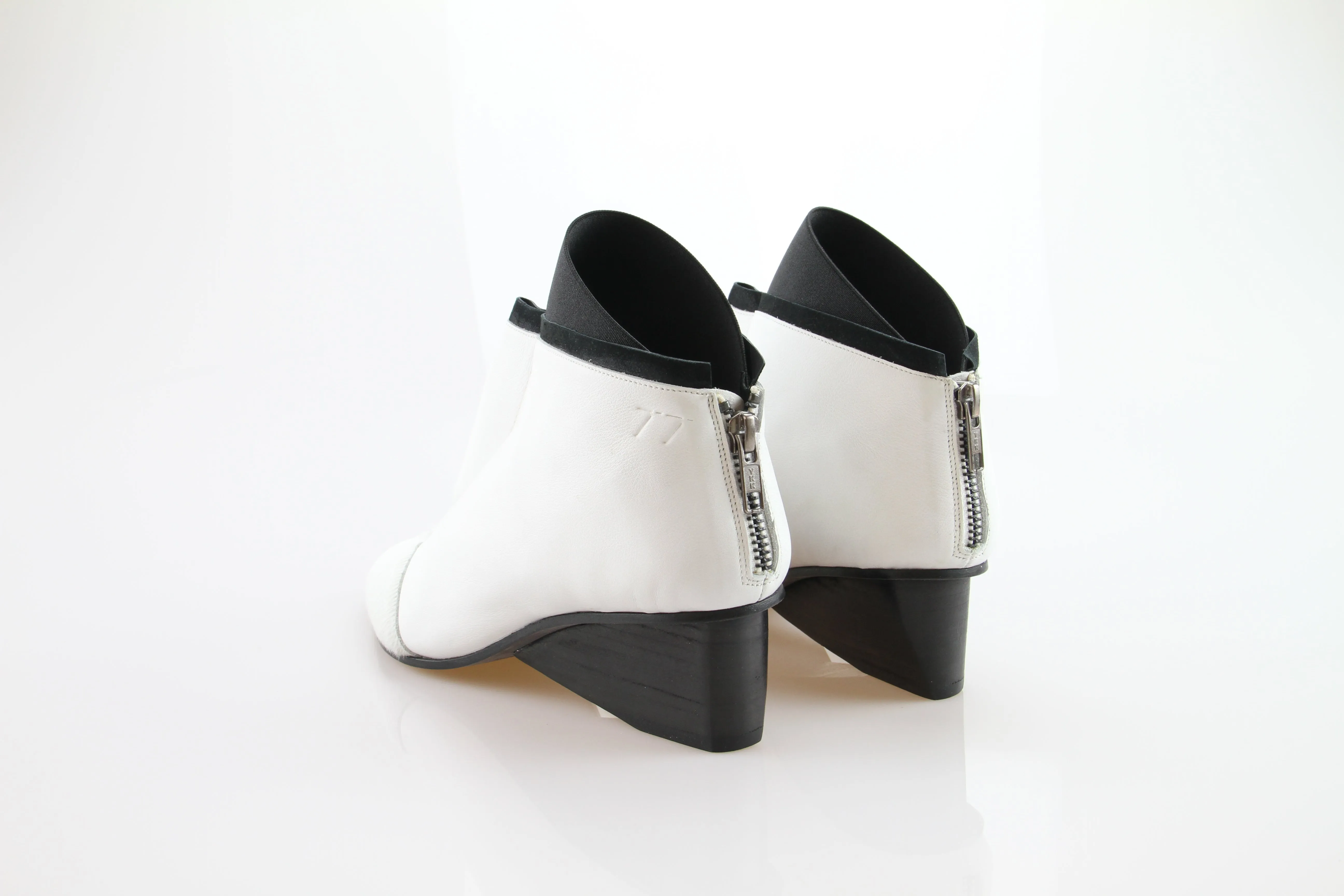 JUMP / WHITE PONY /