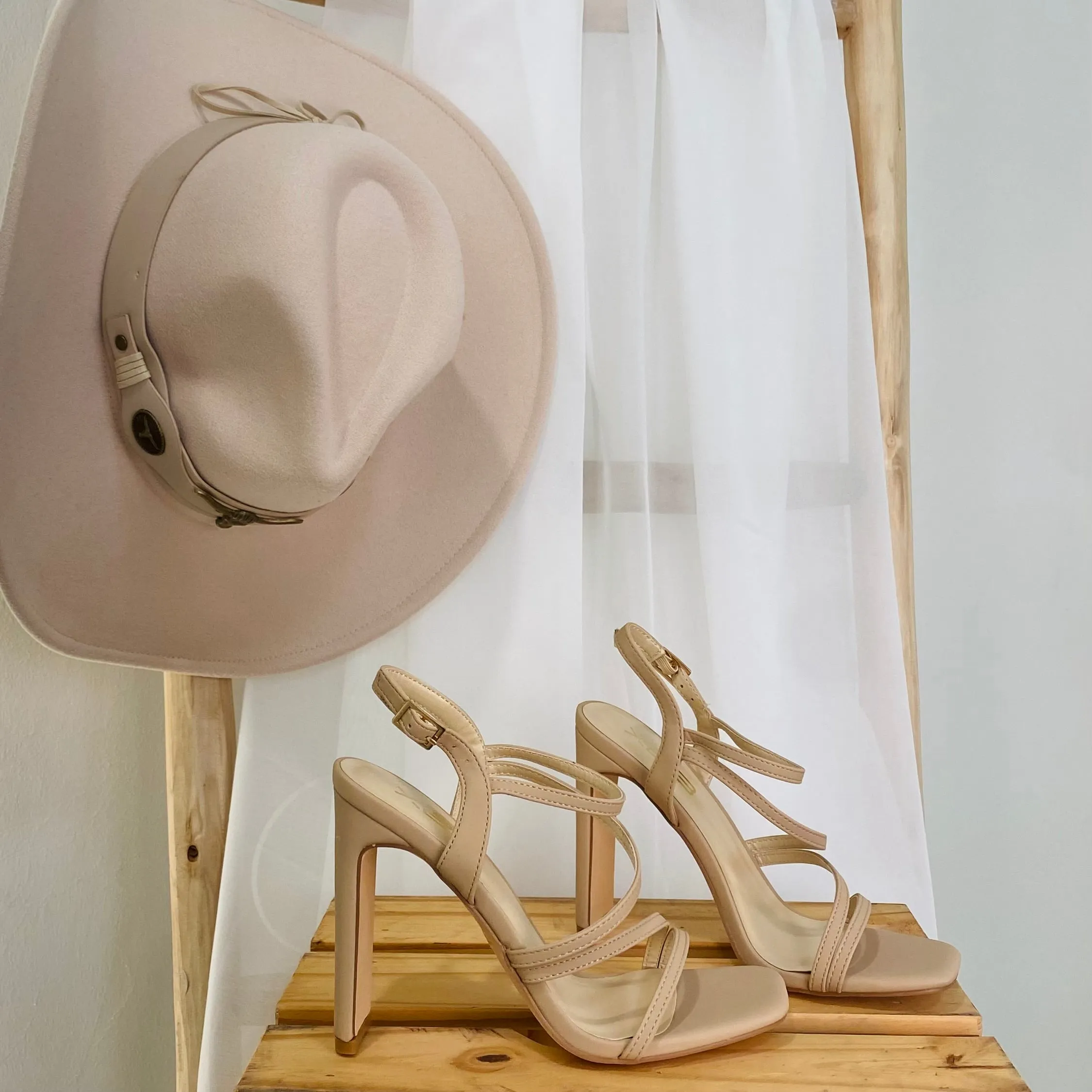 Laura Heels (Nude)