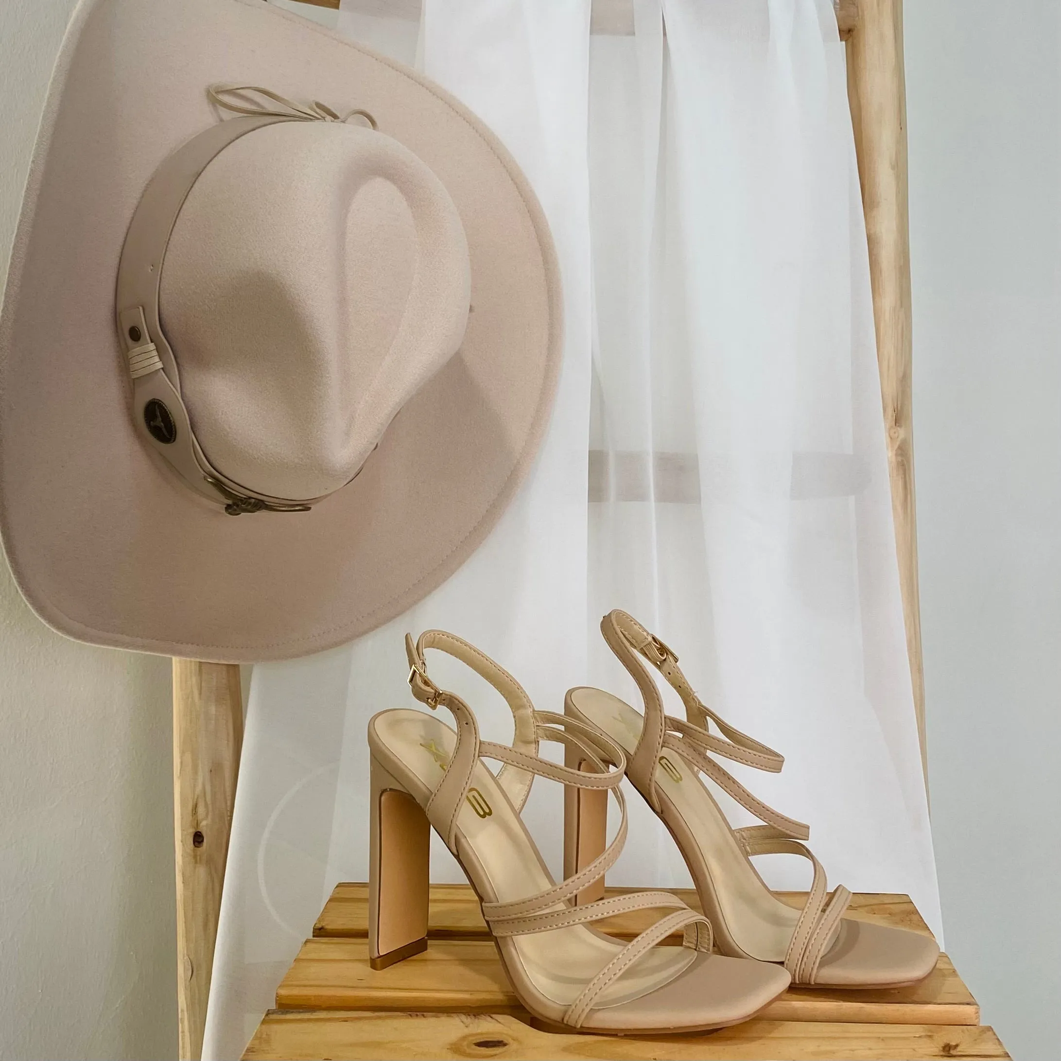 Laura Heels (Nude)