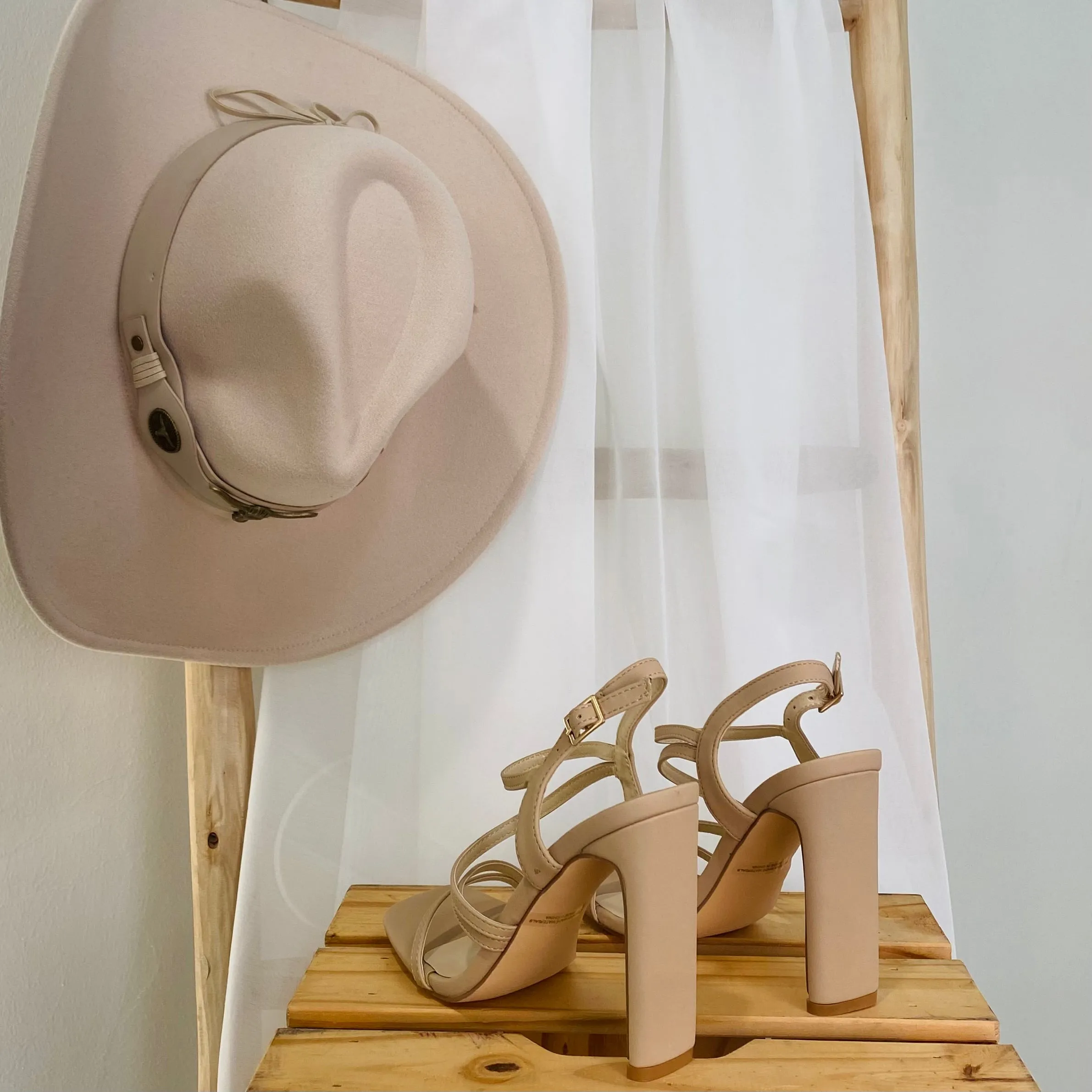 Laura Heels (Nude)