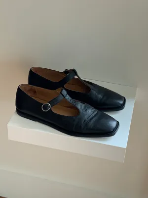 LOQ black Mary Jane flats