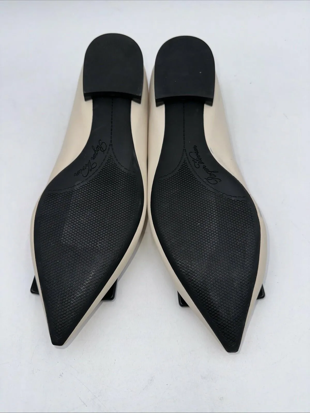 Roger Vivier Women’s Gommettine Ball Leather Ballet Flats in Beige Size 39 - Very Good