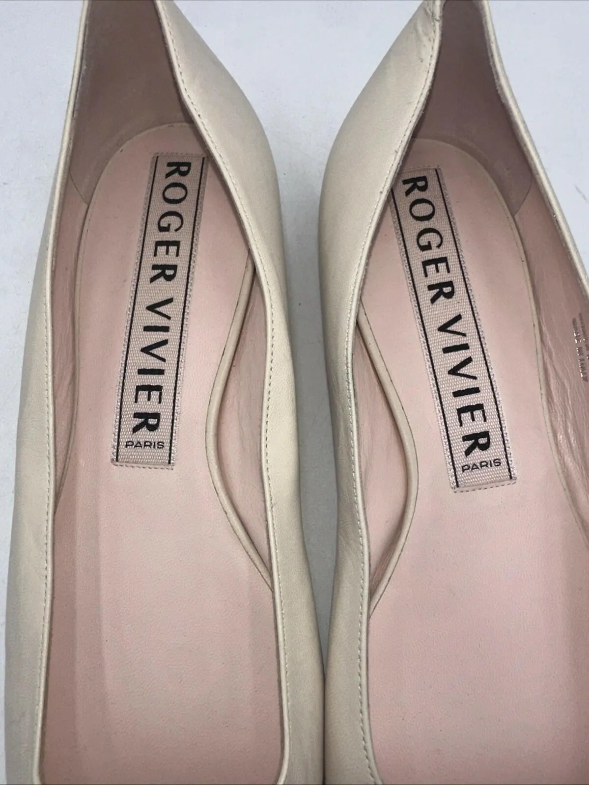 Roger Vivier Women’s Gommettine Ball Leather Ballet Flats in Beige Size 39 - Very Good
