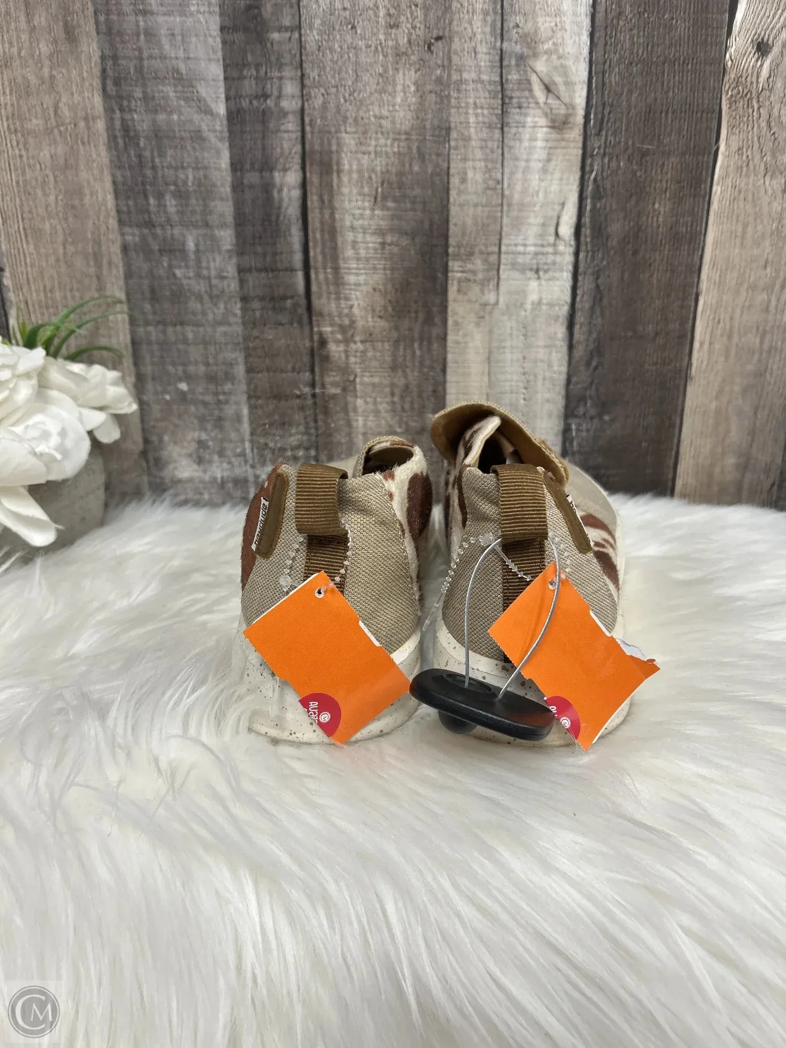 Shoes Flats By Hey Dude In Beige, Size: 10