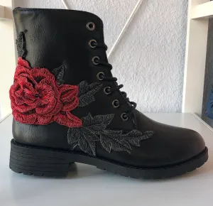TOPIC BOOTS