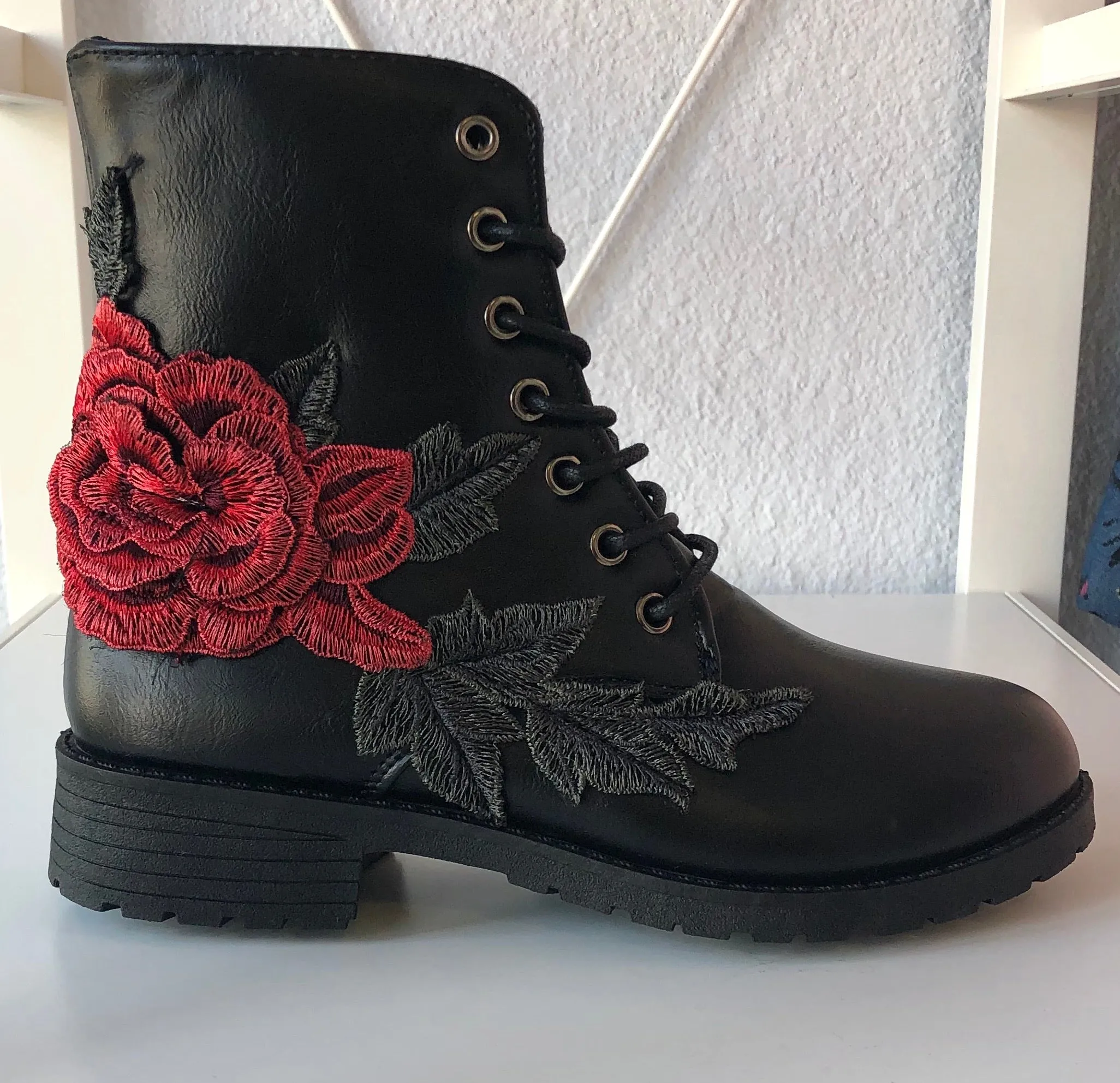 TOPIC BOOTS