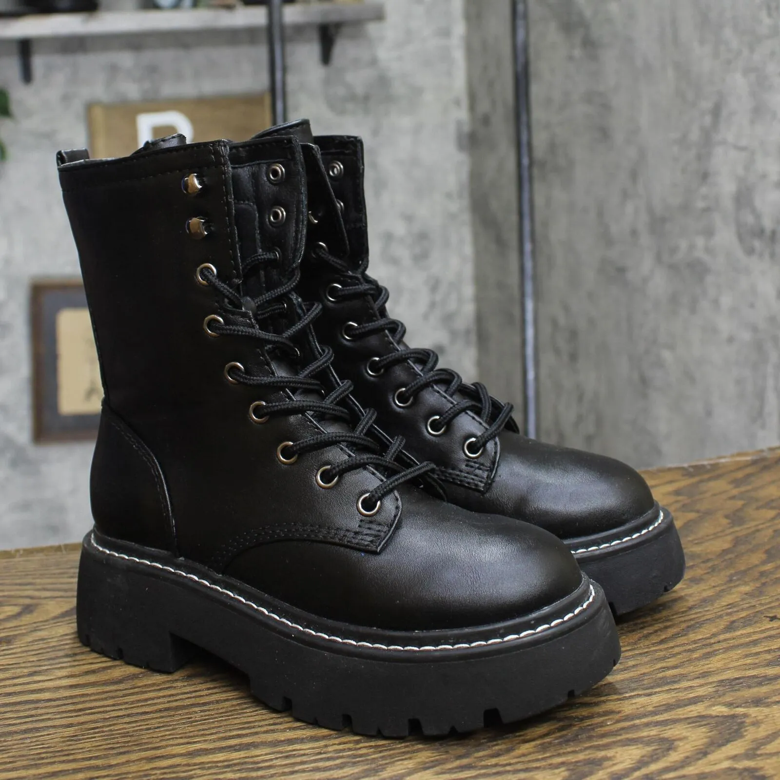 Wild Fable Womens Logan Lug Combat Boots with Memory Foam Insole Black 5.5M